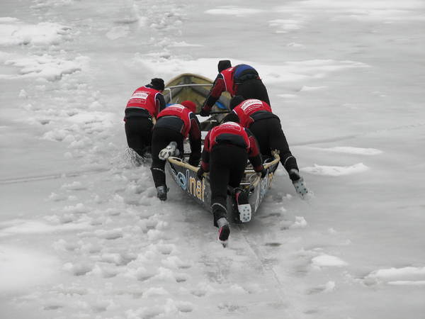 La glace est très molle (remarquez la jambe dans l'eau en haut à gauche)