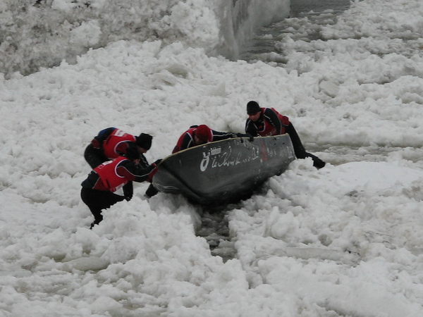 Montée difficile sur la glace statique du bassin