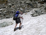 C'est le monde à l'envers : Papa monte sur les névés et je monte dans le pierrier !