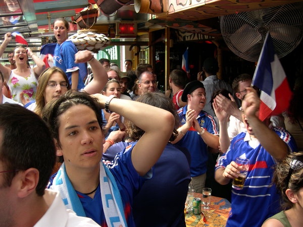 C'est la folie dans le bar El Zaz