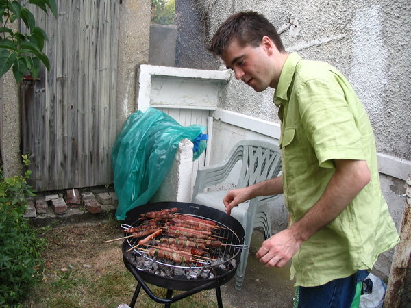 Martin nous prépare un très bon BBQ