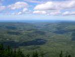 Au loin, Notre-Dame-des-Monts et le fleuve