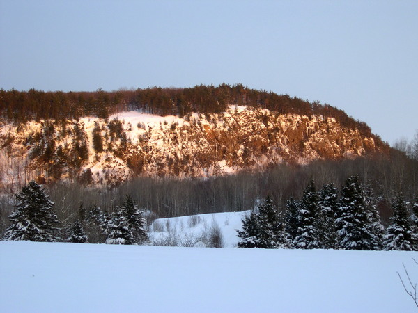 La montagne coupée est en feu