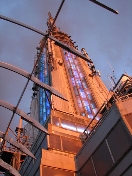 La pointe de l'Empire State Building (443 m !)