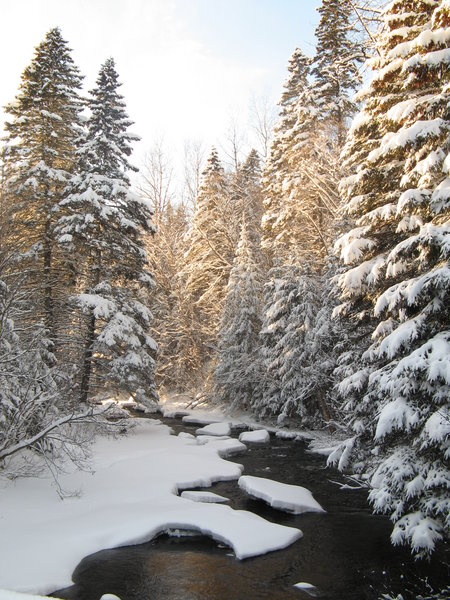 La piste 13 longe la rivière et c'est très joli