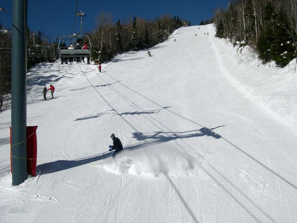 Un skieur en Télémark